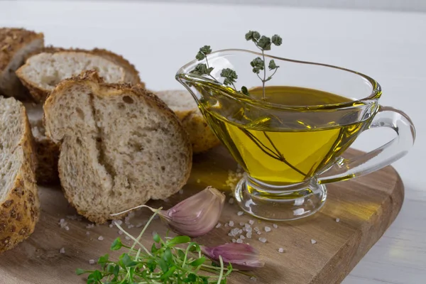 Хлопья хлеб, оливковое масло с пряными травами и чеснок. Свежий салат из кресса . — стоковое фото
