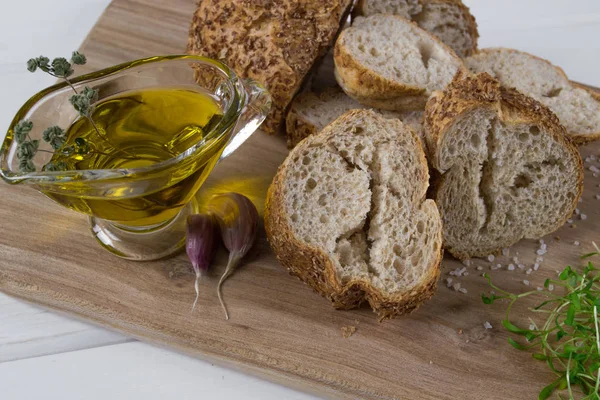 Хлопья хлеб, оливковое масло с пряными травами и чеснок. Свежий салат из кресса . — стоковое фото