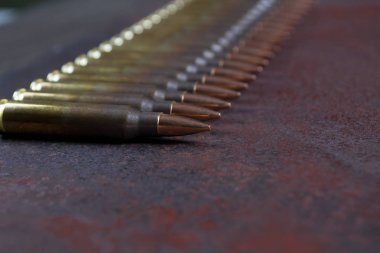 Grup paslı metal arka plan üzerinde mühimmat 