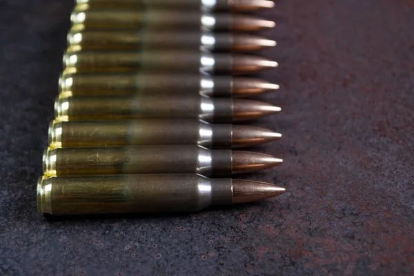 錆びた金属の背景に弾薬のグループ — ストック写真