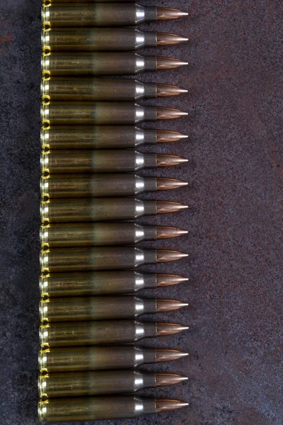 Grupp av ammunition på en rostig metall — Stockfoto