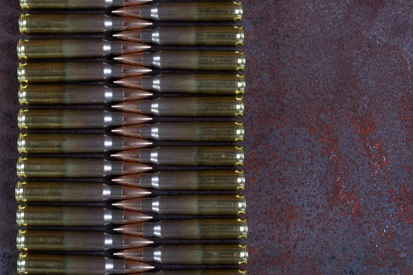 Groupe de munitions sur un métal rouillé — Photo