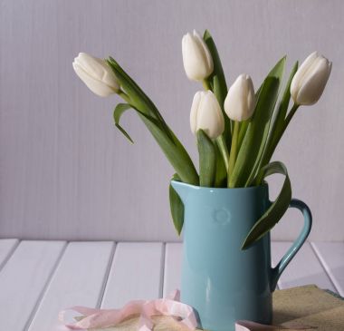 Bahar natürmort Beyaz Lale çiçek buketi ile