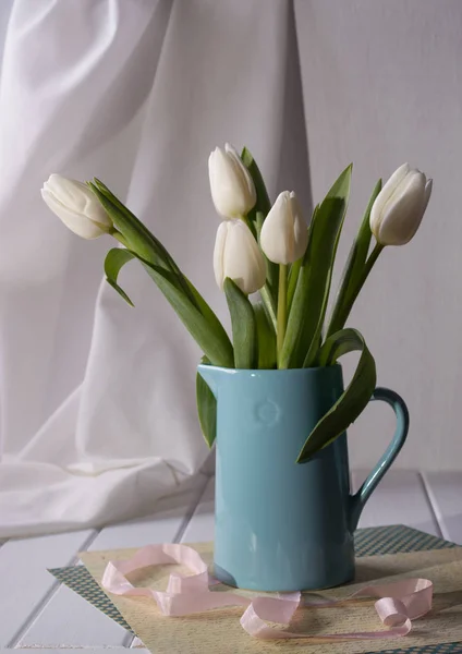 Printemps nature morte avec bouquet de fleurs de tulipe blanche — Photo