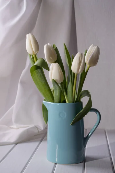 Printemps nature morte avec bouquet de fleurs de tulipe blanche — Photo