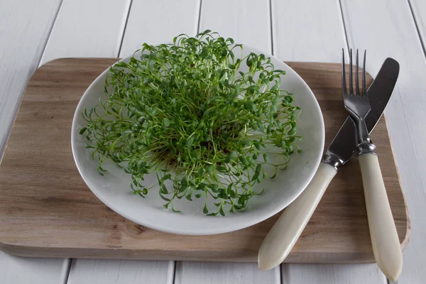 Del av färska smörgåskrasse på trä bakgrund — Stockfoto