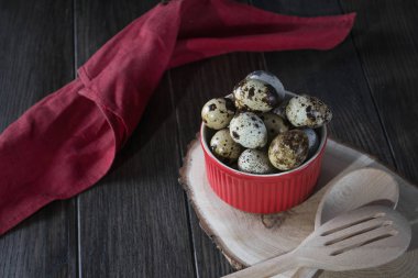Bıldırcın yumurtası kırmızı pot ve mutfak araçları. Sağlıklı gıda kavramı 