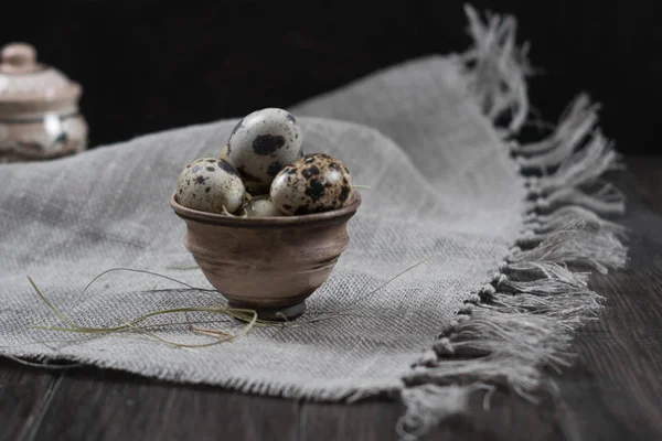 Huevos de codorniz en olla de barro sobre fondo oscuro . — Foto de Stock