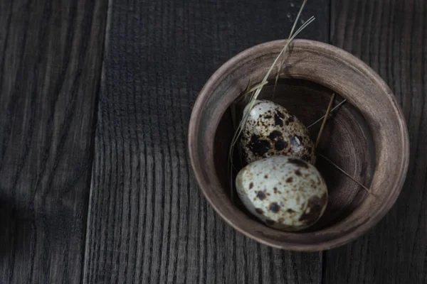 Huevos de codorniz en olla de barro sobre fondo oscuro . — Foto de Stock