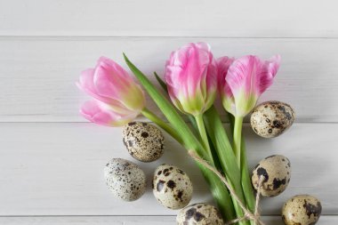 Arka plan Paskalya yumurtaları ve Pembe Lale ile tebrik bahar.