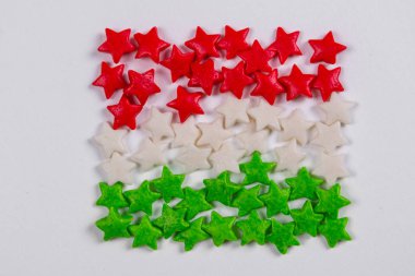 Küçük renkli sprinkles şekerden yapılan Macaristan bayrağı 