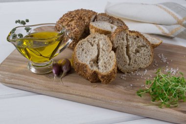 Sağlıklı snack. Tahıllar ekmek, ot baharatlı zeytinyağı ve sarımsak. Taze tere salatası. 