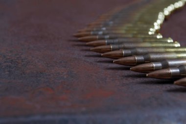 Grup paslı metal arka plan üzerinde mühimmat