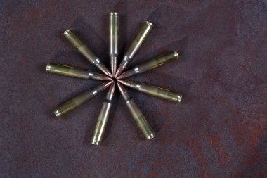 Grup mühimmat geometrik olarak yerleştirilir. Cephane daire