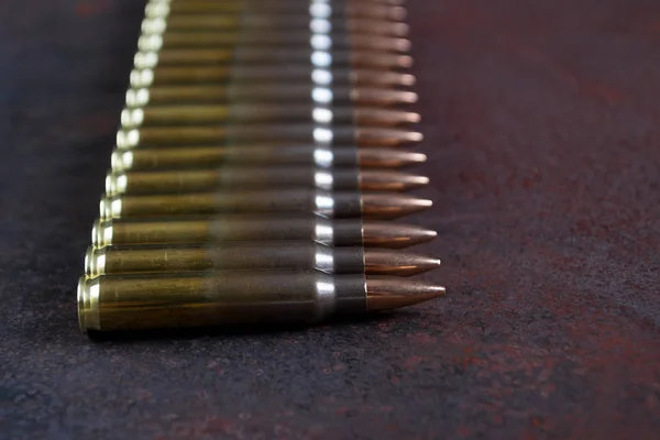 Skupina střeliva na zrezivělé kovové pozadí — Stock fotografie