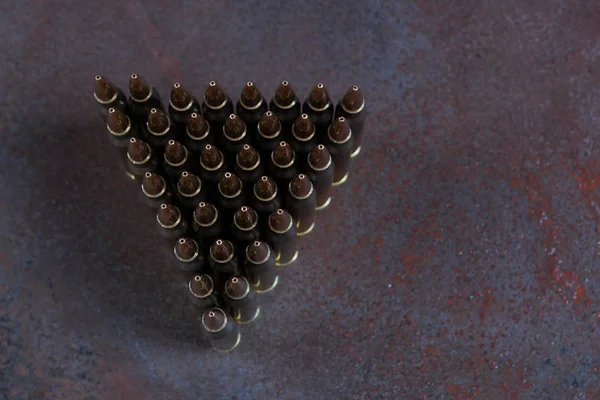 Gruppe von geometrisch in Reihen platzierter Munition — Stockfoto