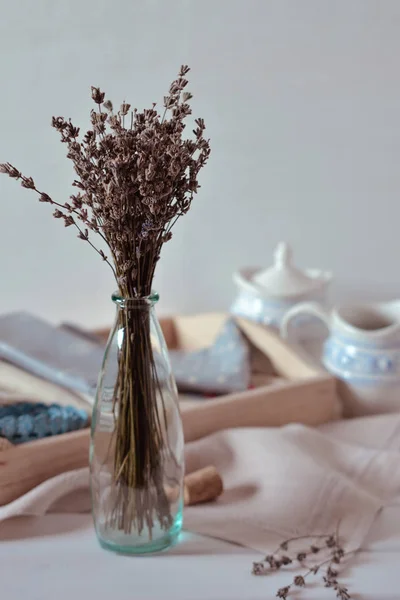 Ramo de hierbas secas de lavanda y flores de lavanda — Foto de Stock