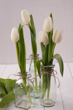 Lale ile üç cam şişe