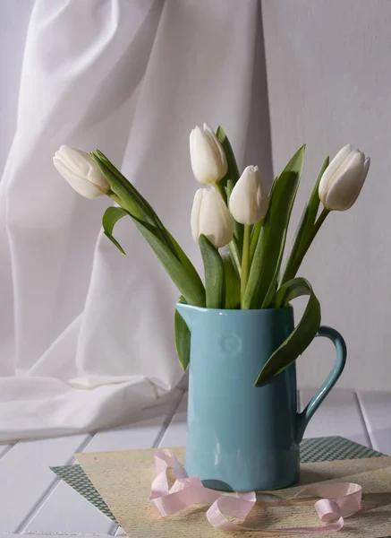 Printemps nature morte avec tulipe blanche — Photo