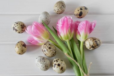 Arka plan Paskalya yumurtaları ile tebrik bahar. Bahar ve Paskalya tatil kavramı.