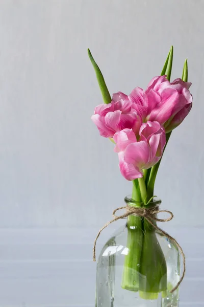 Bouquet de fleurs de tulipes roses fraîches dans un bocal en verre — Photo
