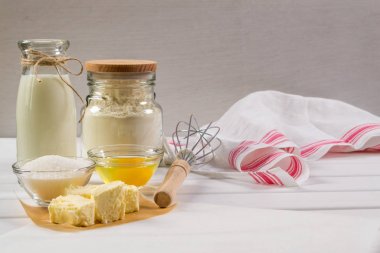 Malzemeler ve araçlar zencefilli kurabiye pasta yapmak için gerekli
