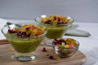 Sağlıklı Kahvaltı, yaz tatlı yüzlü kivi, Mısır gevreği ve kurutulmuş meyveler bir cam içinde