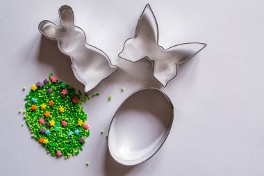 Paskalya arka plan çerez kesici ve şeker ile sprinkles 