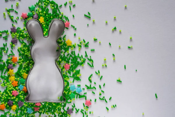 Easter background with cookie cutter and sugar sprinkles — Stock Photo, Image