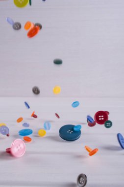 Düşen renkli dikiş düğmeleri