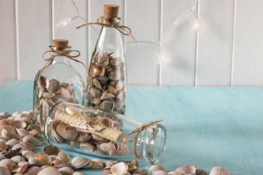 Fikir dekorasyon deniz kabuklarını ve cam şişeler