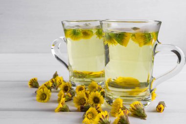 İki bardak bitki çayı ile coltsfoot 