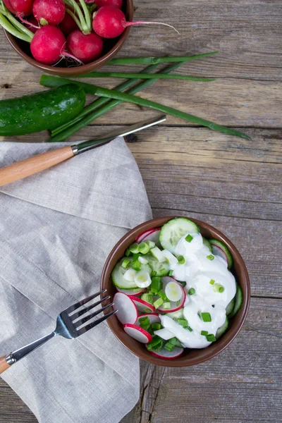 Bahan-bahan untuk salad pegas Vitamin: bawang hijau, lobak, mentimun, krim asam . — Stok Foto