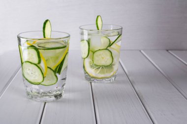 Serinletici salatalık kokteyl, limonata, beyaz bir arka plan üzerine bir bardak suda Detoks. 