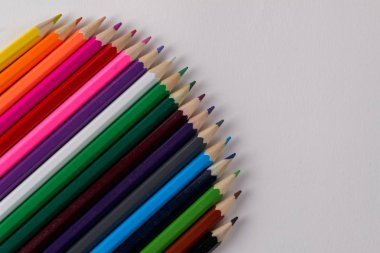 Çok renkli kalemler. Kopya alanı