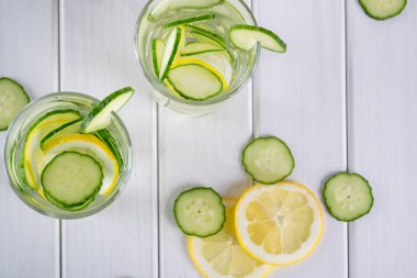 Serinletici salatalık kokteyl, limonata, beyaz bir arka plan üzerine bir bardak suda detoks. Yaz içeceği.