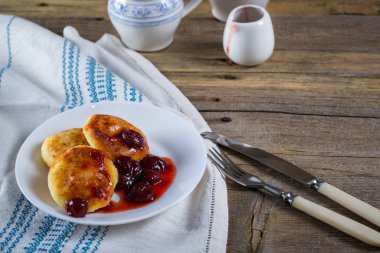 Ülke veya rustik tarzı kahvaltı. Çilek reçeli ile süzme peynirli gözleme
