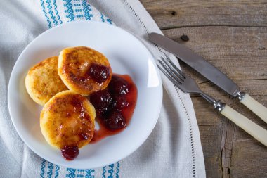 Ülke veya rustik tarzı kahvaltı. Çilek reçeli ile süzme peynirli gözleme