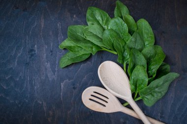 Taze ıspanak kara tahta, üstten görünüm, arka plan için bir reçete aldım.