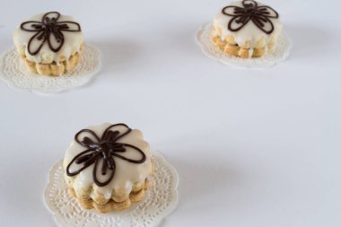 Ev yapımı gingerbread çerezleri reçel ve sır ile 