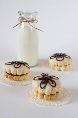 Reçel ve süt ile sır ile bisküvi dekoratif tatlılar 