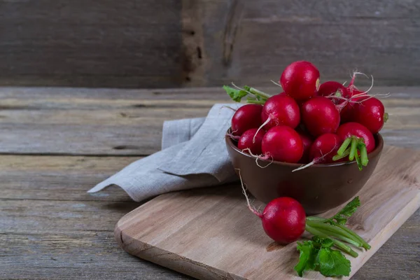 Rzodkiewki organicznych w miski ceramiczne — Zdjęcie stockowe