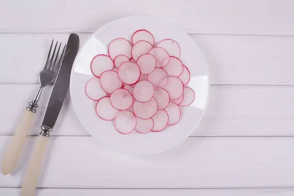 Garis miring di piring putih dengan pisau — Stok Foto