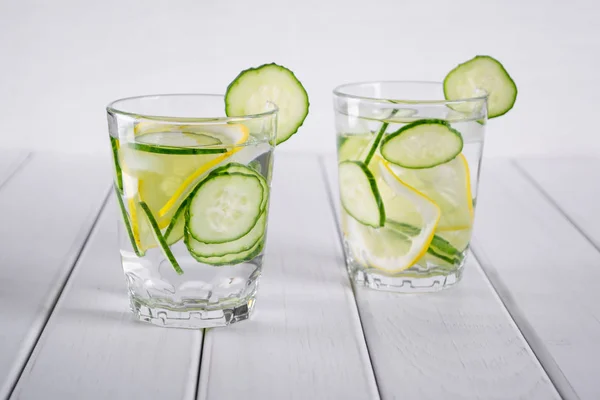 Cóctel refrescante de pepino, limonada, agua de desintoxicación en vasos sobre fondo blanco . —  Fotos de Stock
