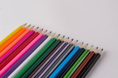 Beyaz Arkaplanda Çok Renkli Kalemler. 