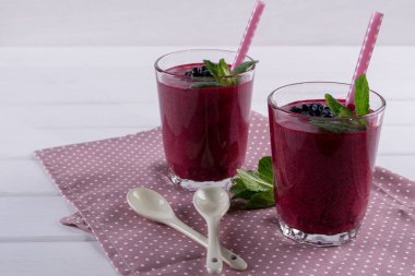 Blueberry smoothie bir saman ve ince dal nane