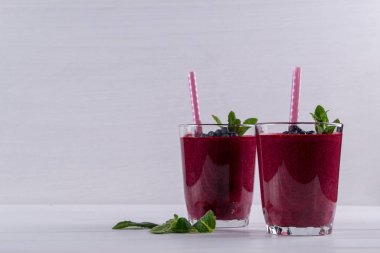 Blueberry smoothie çilek ve nane yaprağı ile. Sağlıklı vejetaryen yemek