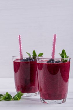 Blueberry smoothie çilek ve nane yaprağı ile. Sağlıklı vejetaryen yemek