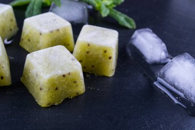 Nane ile taze kivi ile yapılan ev yapımı doğal çubuklu dondurmayı bırakır. Yaz dondurma, meyve tatlı 