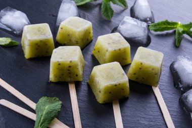 Nane ile taze kivi ile yapılan ev yapımı doğal çubuklu dondurmayı bırakır. Yaz dondurma, meyve tatlı 